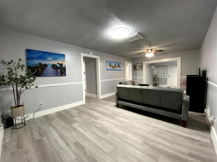 Regal Retreat For Rest And Relaxation - Pensacola, FL