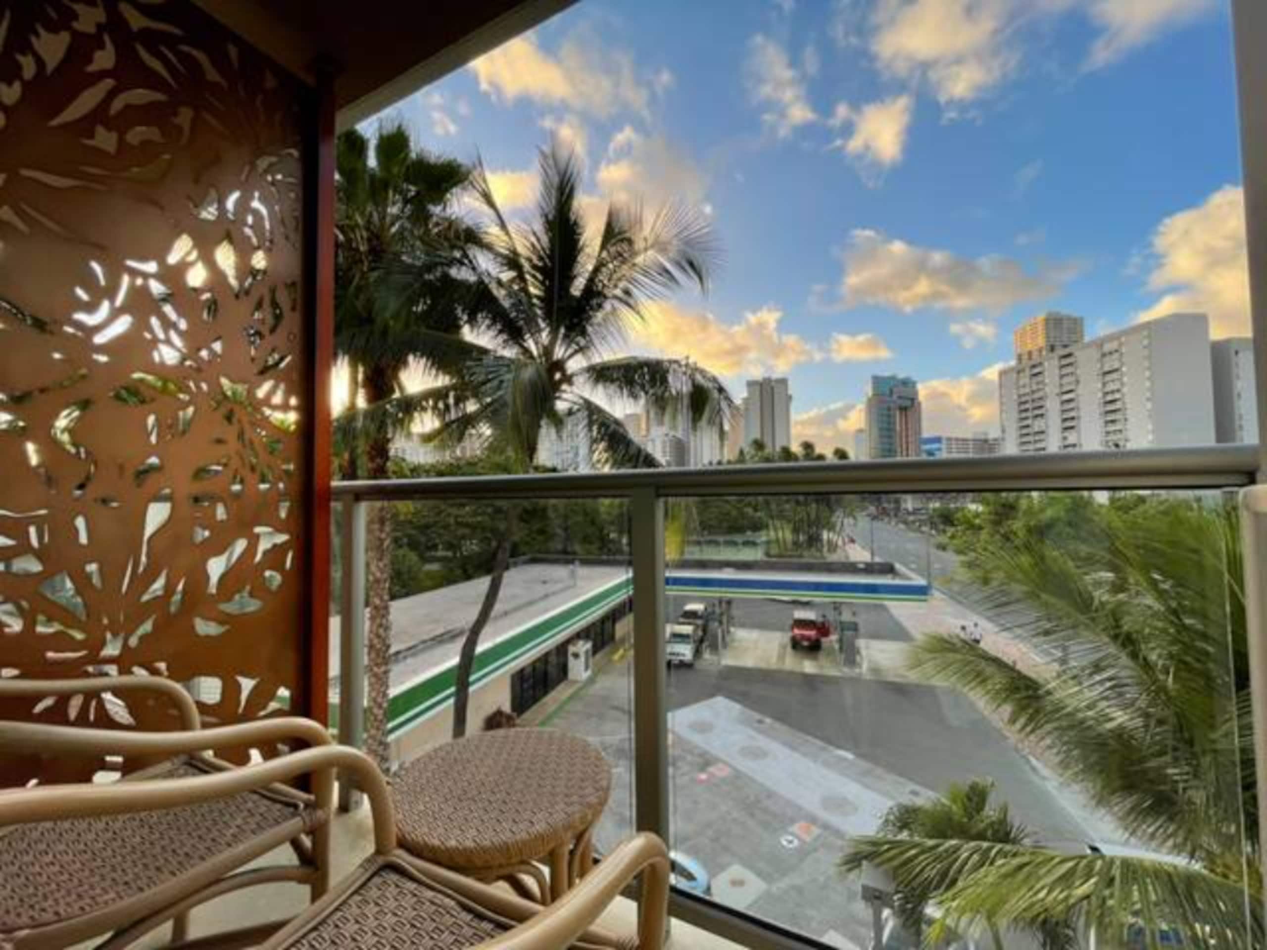 Condo in Honolulu · ★4.67 · Studio · 2 beds · 1 bath - Image 3