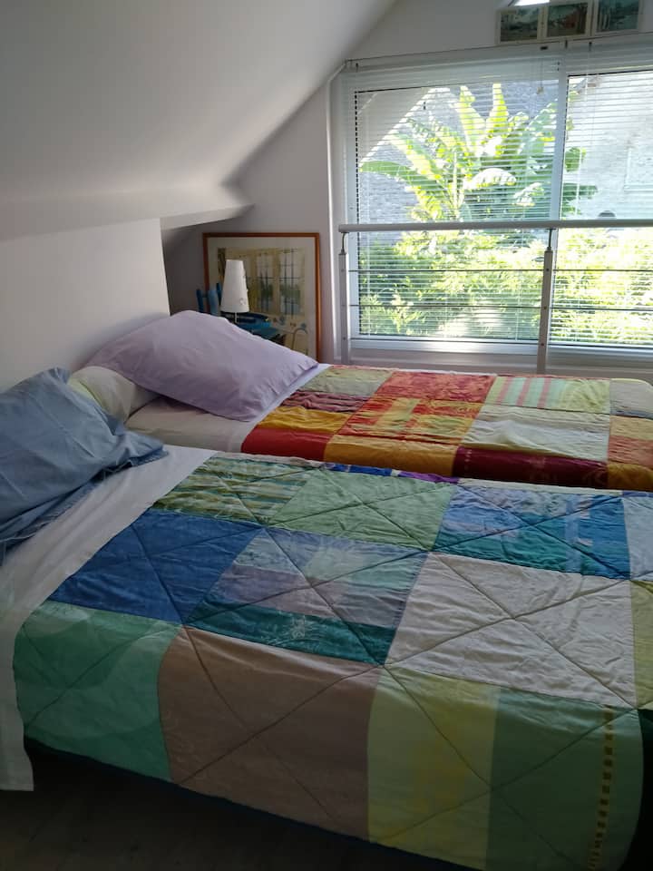 Dve 90 lôžok v obývacej izbe premenené na spálňu pre jednu alebo dve ďalšie osoby.