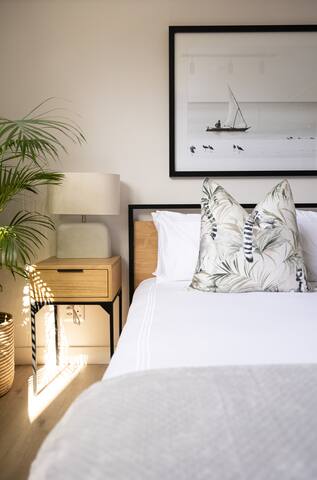 Stunning Table Mountain 2 Bed Apartment gallery image 3