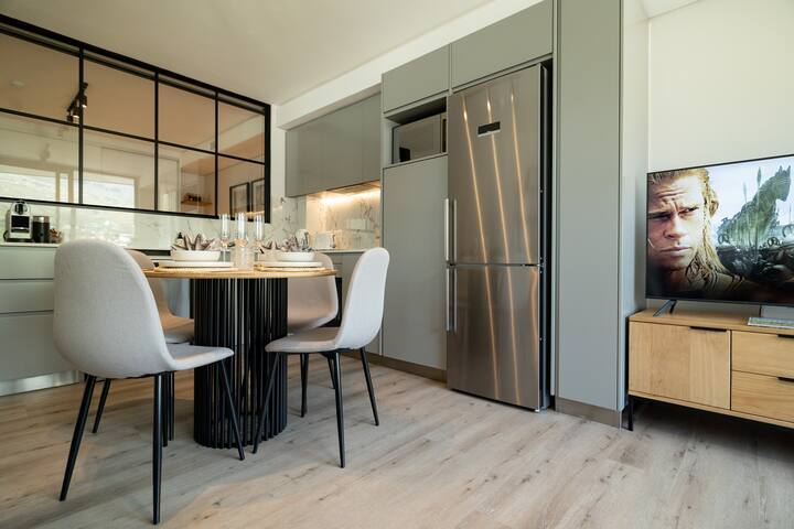 Stunning Table Mountain 2 Bed Apartment gallery image 2