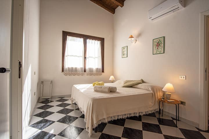 Камера 01