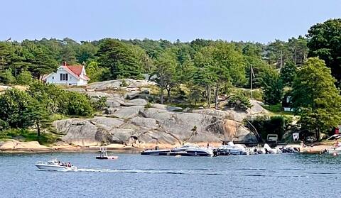 Idyllic pearl with long shoreline