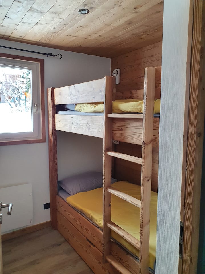 Dve 90 lôžka v tejto zrube s oknom na prízemí. Veľký úložný priestor pod spodnou posteľou, poličkou a šatníkom pri stene. Lampa na čítanie a malý nočný stolík pre každú z dvoch postelí .