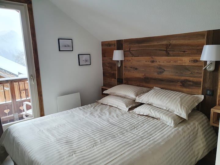 Spálňa so 160 lôžkami na poschodí. Vynikajúca posteľná bielizeň. Balkón a výhľad na Aiguilles d 'Arves .