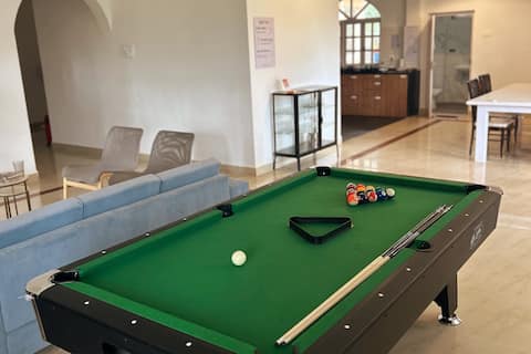 4 Rooms, 5 Mins from beach, with Pool Table