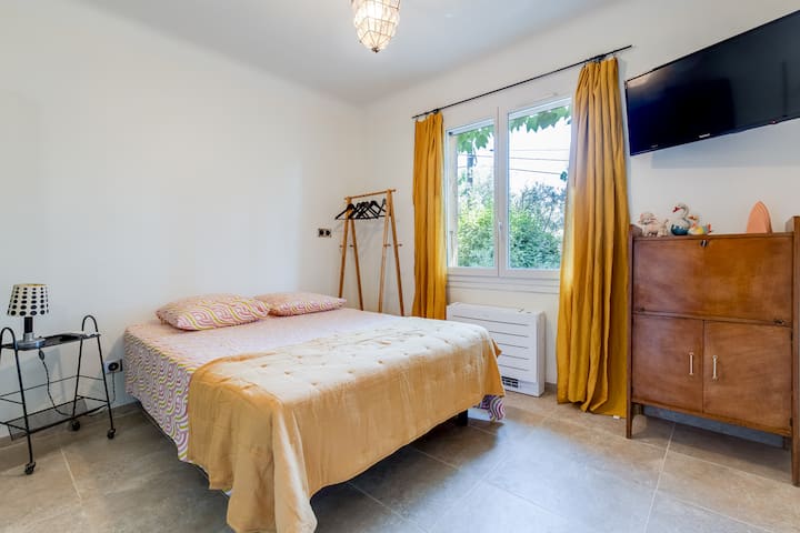 ✅ Dhomë gjumi me krevat 140x190 - shtroja krevati premium 
✅ Ajër i kondicionuar
✅ Banjë brenda në suitë me një dush shëtitës dhe kotësi