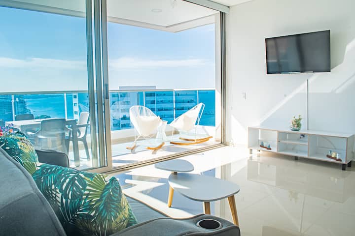 Mūsų svetainės komfortas ir minimalizmas, 50colių išmanusis televizorius, dekoratyvinis stalas, sofos valgomasis stalas balkone ir supamosios kėdės