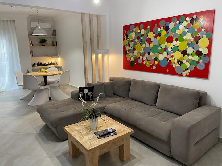 Anastasios’ Artwork Apartment - Thessaloniki Airport Makedonia (SKG)