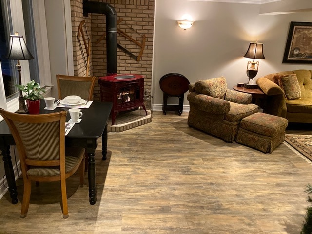 วิวจากทางเข้า เตาผิงแก๊สของคุณเองและโต๊ะรับประทานอาหารที่ขยายได้ 