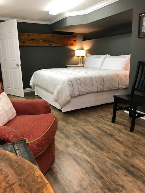 วิวจากโซฟาในห้องนอนมองไปที่เตียงคิงไซส์ของคุณ