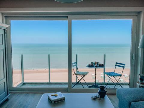 Renewed apartment with frontal sea view