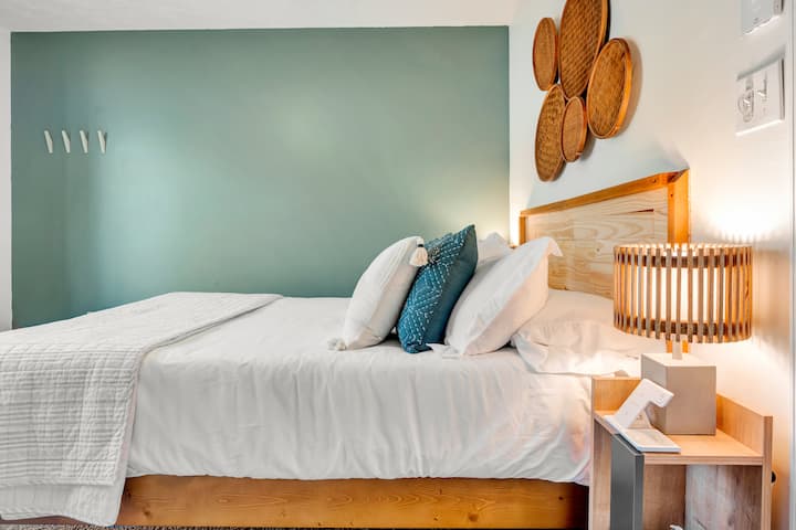 غرفة كوين في الطابق العلوي، مع حمام جاك وجيل إلى غرفة التوأم.