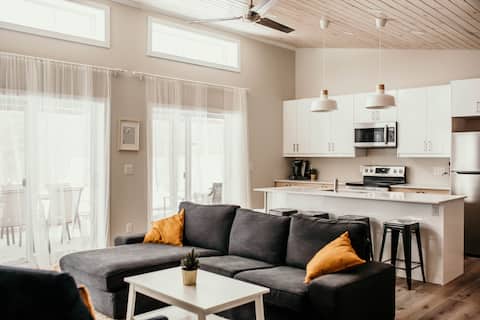 Private, Peaceful 5-Bedroom Gimli Cabin Retreat