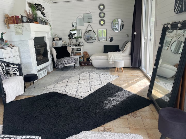 Salón cocooning con 2 sofás XXL lado chimenea con meridiano acogedor para un buen libro