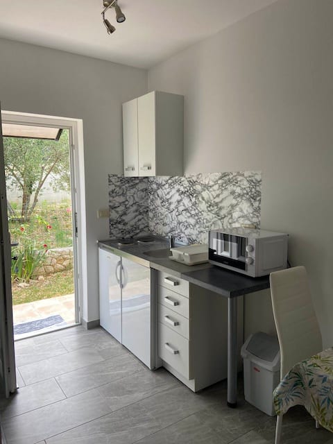 Top Airbnb: Charming Studio w/ Garden View in Mundanije