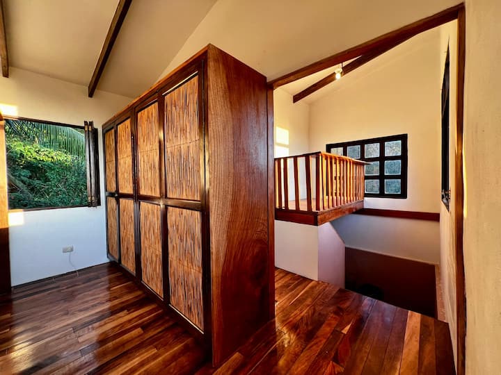 Მთავარი საძინებელი ორადგილიანი საძილე ლოფტით ახლომახლო 