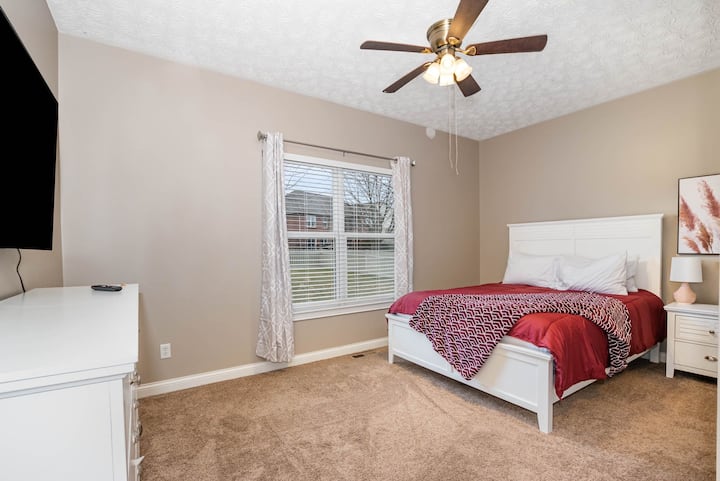 Táto spálňa s manželskou posteľou King má vlastnú TV s plochou obrazovkou a komody na vaše veci.