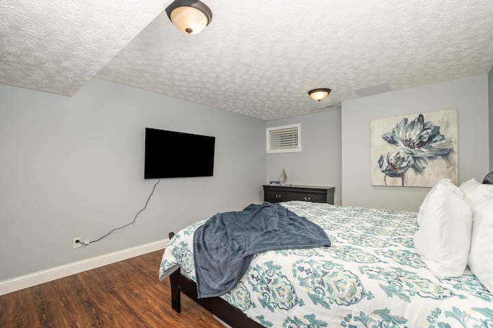 Ďalšiu spálňu s manželskou posteľou sa nachádza v suteréne. Má tiež vlastný televízor s plochou obrazovkou.