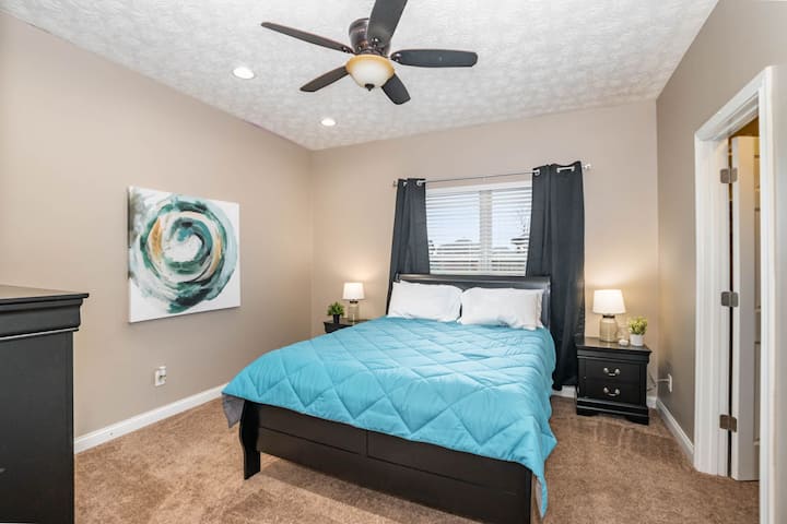 Zaspávajte vo svojej spálni s manželskou posteľou.