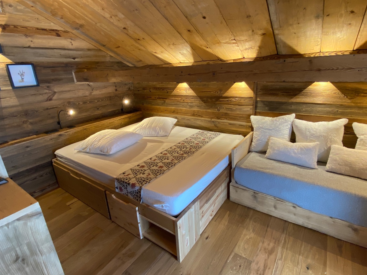 Спалня и голям под от мазо с телевизор и детско легло, ако е необходимо 