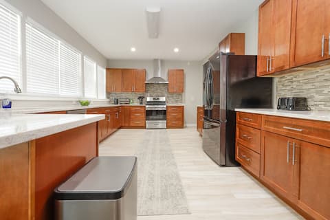 Large Home w/ Fiber Wi-Fi - Close to DT & RTJ Golf