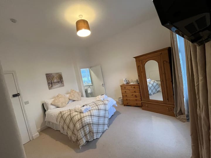 1 Bedroom With Double Bed And En-suite Bath - Clevedon