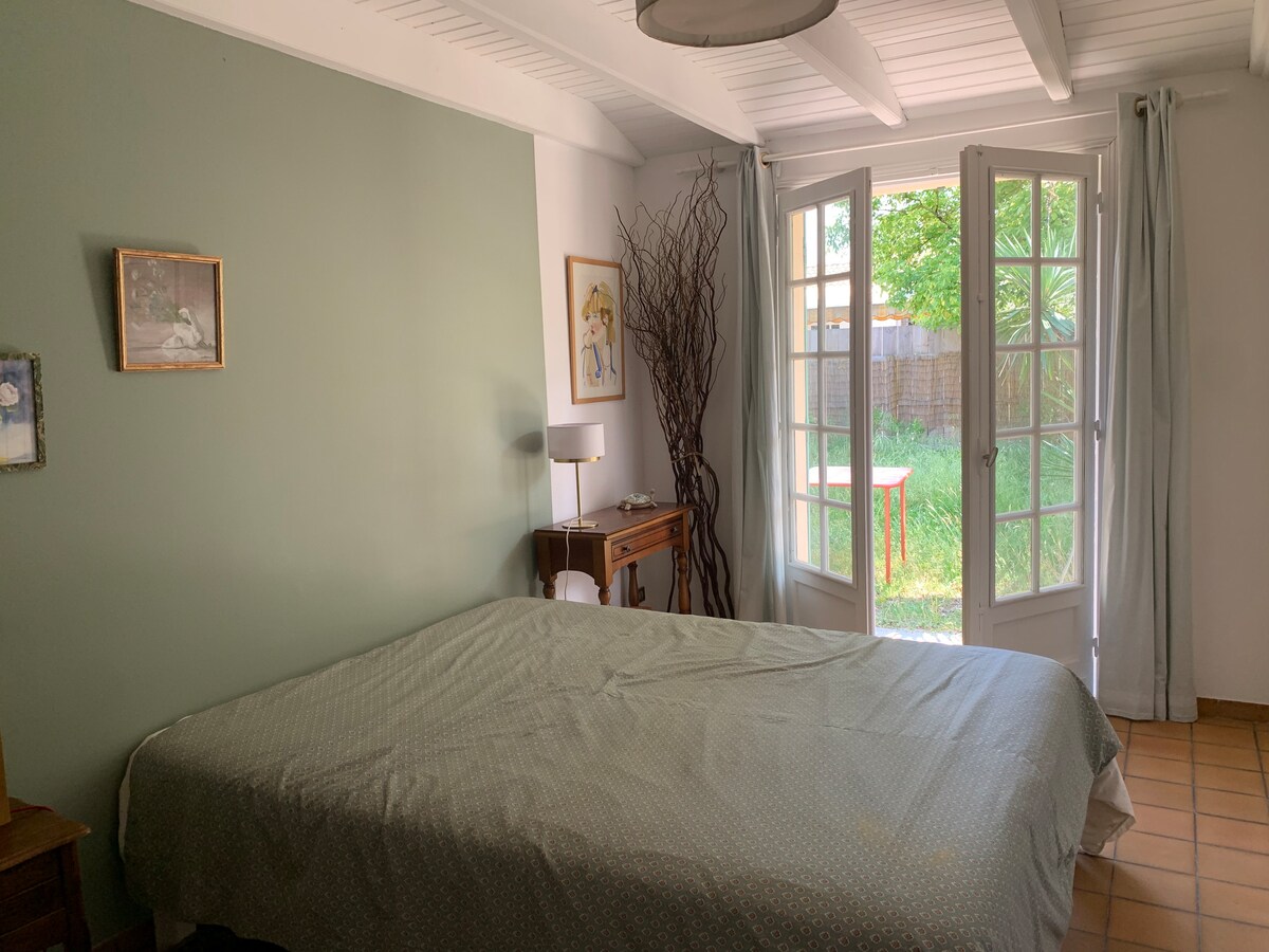 房间2人俯瞰花园。