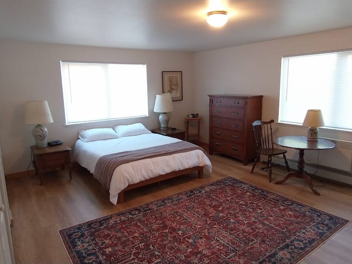 Dhomë gjumi e madhe kryesore me banjë en suite, hapësirë të madhe në dollap dhe lavatriçe/tharëse rrobash.