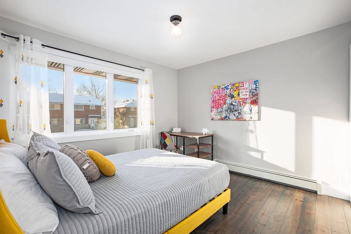 Spálňa číslo jedna je cez deň svetlá, ale má zatemňovacie žalúzie pre pokojný nočný spánok.