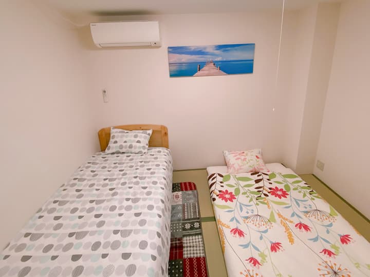 Стая в японски стил, около 13.
1 единично легло (дължина 195cm, ширина 100cm, височина 16cm), 1 комплект футон