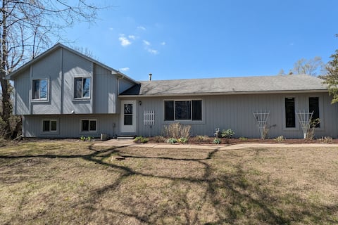 Quiet A2 Retreat: 3 Acres, Seats 12, 10 min to A2!