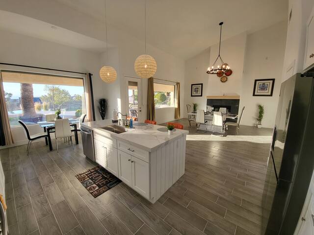 Luxury 6bdr House Pool Strip Vu gallery image 4