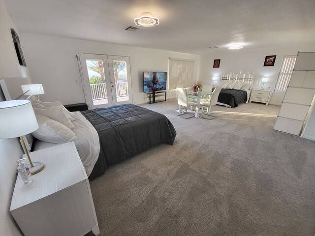 Luxury 6bdr House Pool Strip Vu gallery image 5