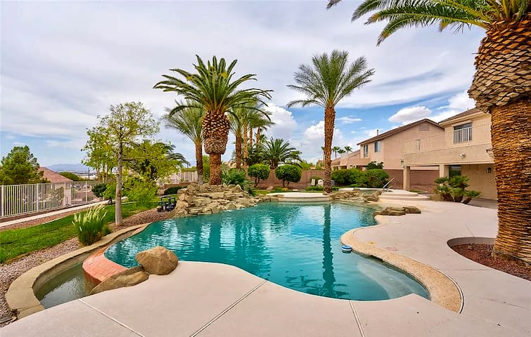 Luxury 6bdr House Pool Strip Vu