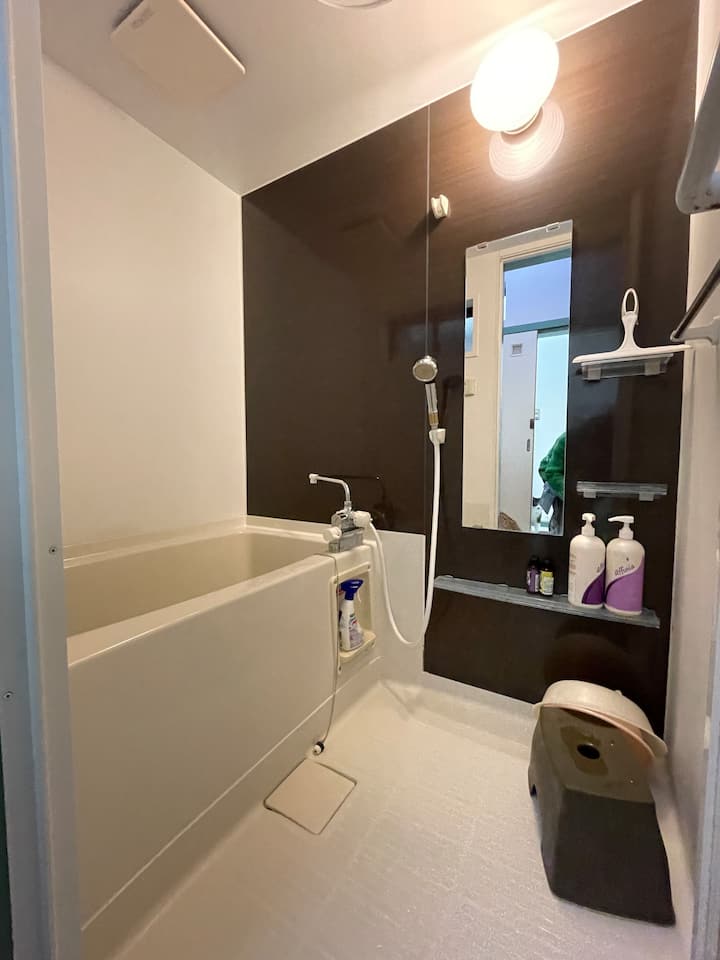 シャワーとお風呂です、お水は元付けの大きな浄水器を通り、高性能のシャワーヘッドから体と環境にとてもやさしいお湯をご体感ください、湯舟は、追い焚きはできませんので冷めないうちにお入りくださいね、一人お一人ごとにお湯を入れ替えますので清潔です。