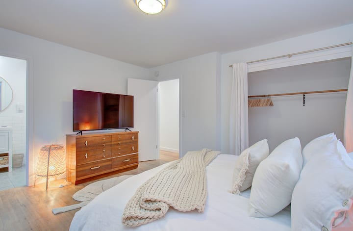 TV 4K Vizio de 55". Hay mucho espacio en el armario. Baño privado en la habitación.