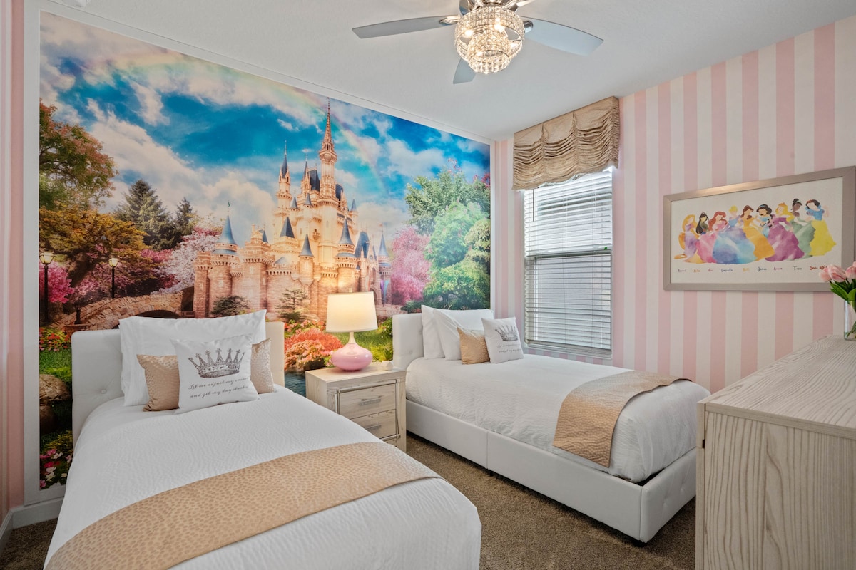 公主主题卧室（楼上）配有两张单人床、吊扇和城堡背景LED照明！