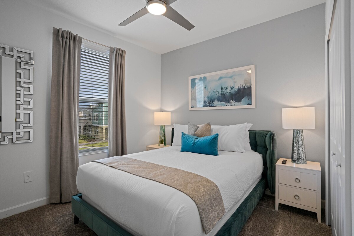 时尚的标准双人床卧室（楼上） ，隔壁设有全功能卫生间。配备有线电视、Netflix、迪士尼+、Hulu和ESPN的55英寸智能电视！