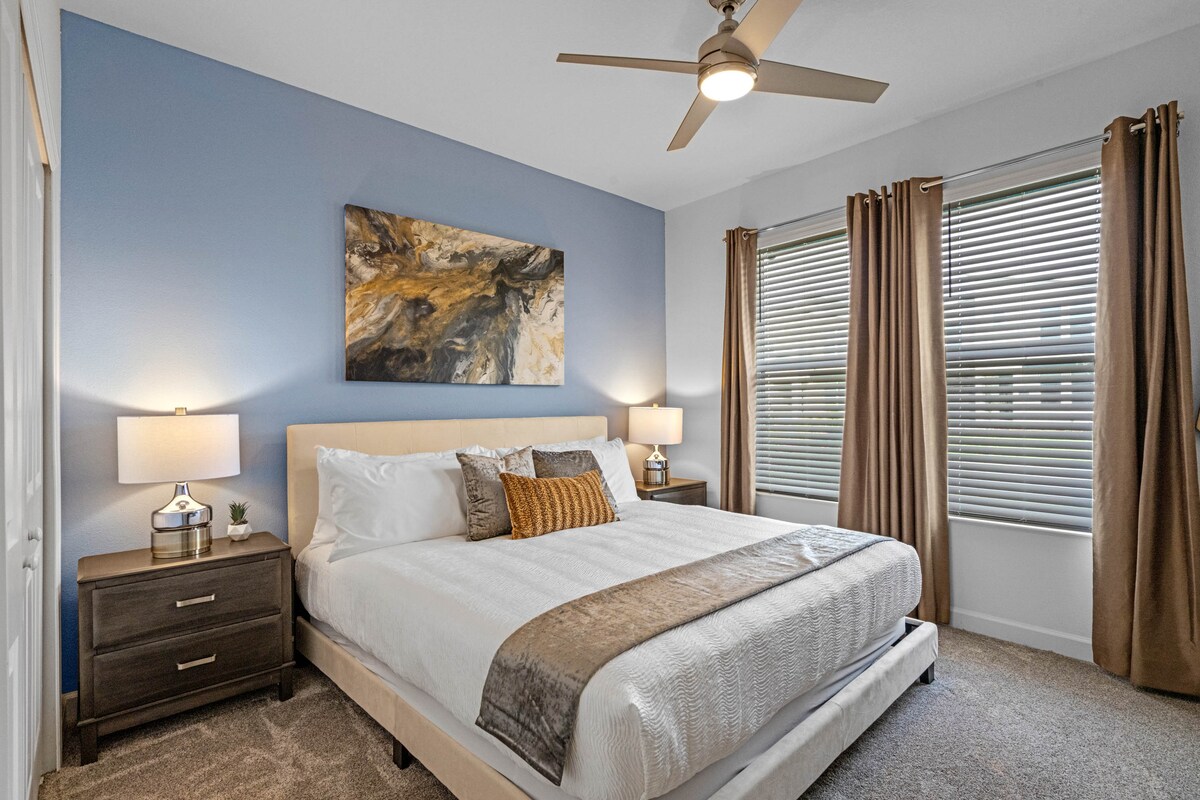 楼下有品味的卧室，配有一张加大双人床和一个全功能卫生间（带组合淋浴间/浴缸）就在隔壁