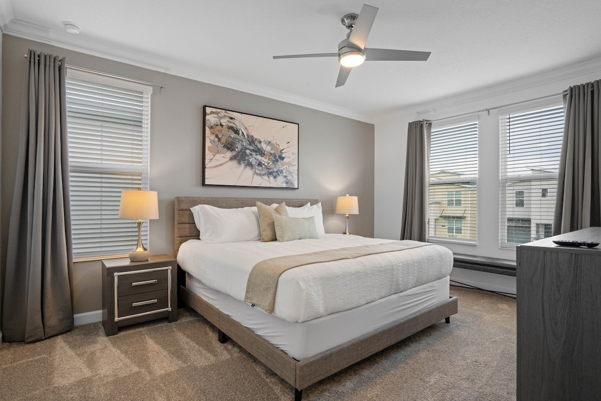 优雅的主套房# 2 （楼上） ，配备加大双人床，为您带来奢华和呵护体验！附设全功能卫生间（双水槽、独立淋浴间和马桶）