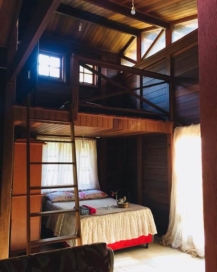 Glavna spavaća soba u stilu mezzanine. U ovoj sobi imamo dva iznimno udobna bračna kreveta za vaš odmor!