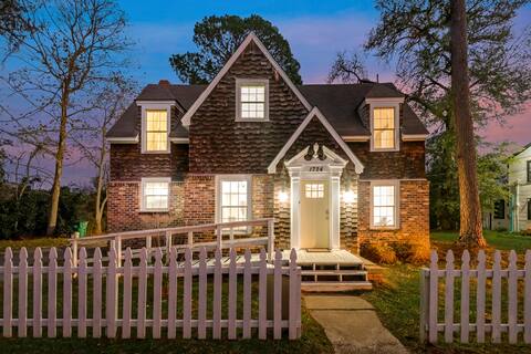 Inviting 100-yr-old updated & roomy cottage w/deck