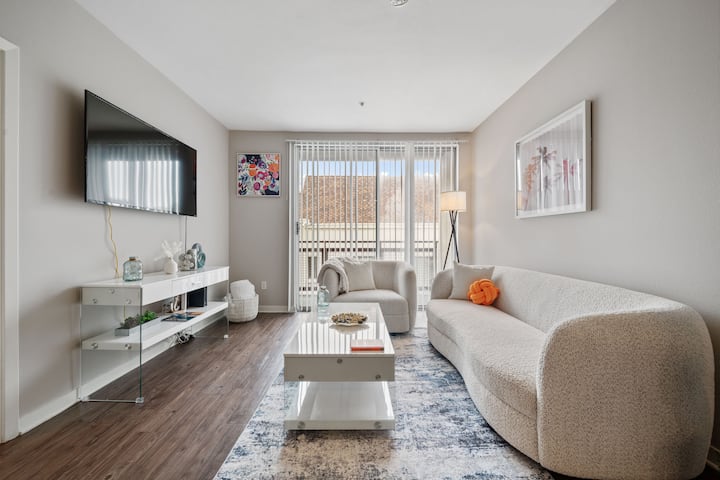 تم تنسيق الغرفة بعناية مع قطع أثاث حديثة وبسيطة، مع تقليل الفوضى إلى الحد الأدنى. 