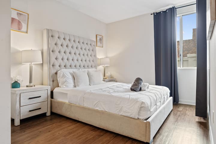 مرتبة بحجم كبير، بعرض 60 بوصة وطول 80 بوصة، تقع فوق إطار السرير. يتم اختيار المرتبة لراحتها ودعمها، مما يوفر سطح نوم واسعًا للأفراد أو الأزواج.