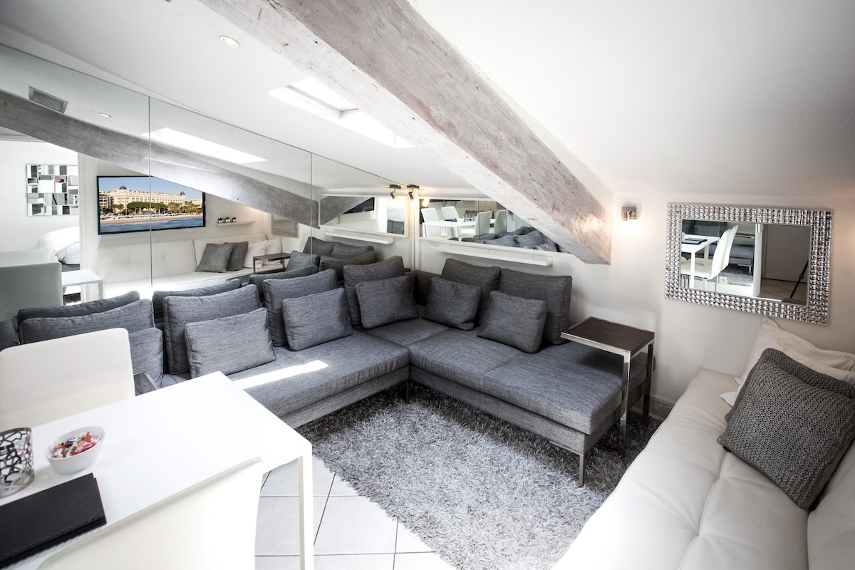 להירגע בסטייל בסלון המרווח שלנו, הכולל קבוצת ספה נוחה ומיטה נוספת לנוחותכם האולטימטיבית.