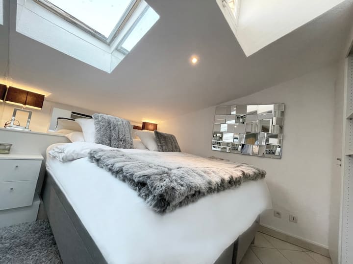 Détendez-vous dans notre espace confortable avec un lit King Size spacieux, assurant une nuit de repos paisible pendant votre séjour chez nous.