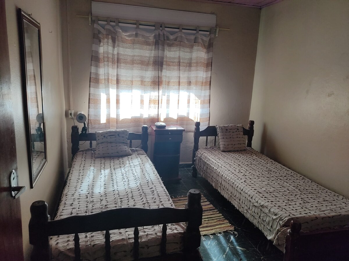 Soba za dvoje
Kreveti za jednu osobu , uredni, prozračni i okrenuti prema ulici