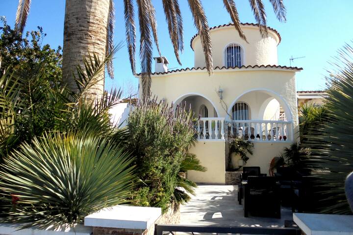 VILLA au CANAL PISCINE, AMARRE PRIVEE et WIFI