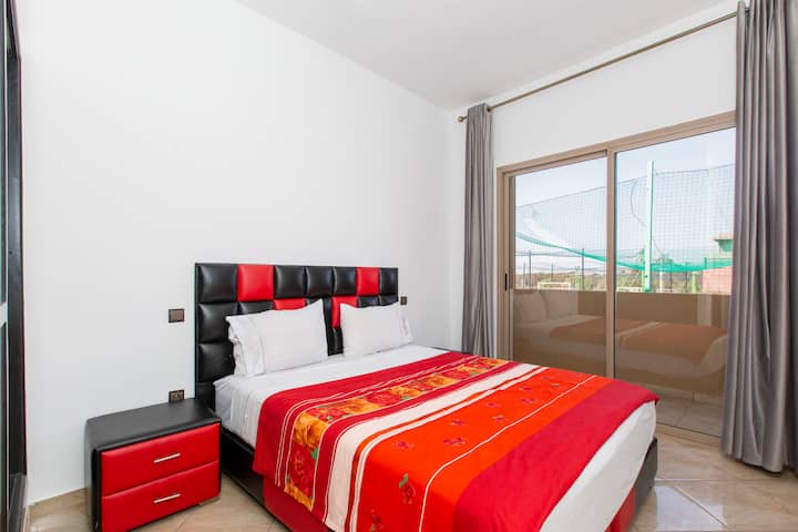 غرفة نوم رئيسية مكيفة الهواء بحمام وشرفة  